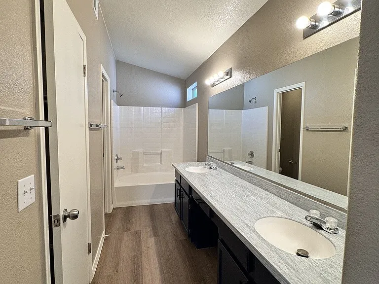 10453 N 76th Dr — Photo 2