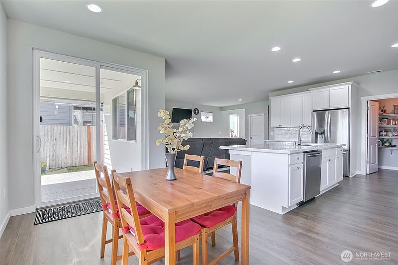 5th image of 936 Yew Avenue