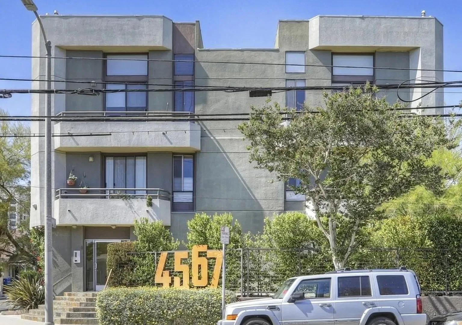 Charming 2BR Condo in Los Angeles — Photo 1