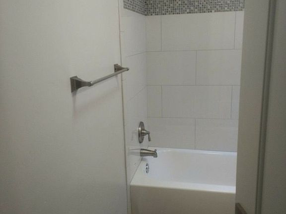 5th image of 4338 Mississippi St APT 2