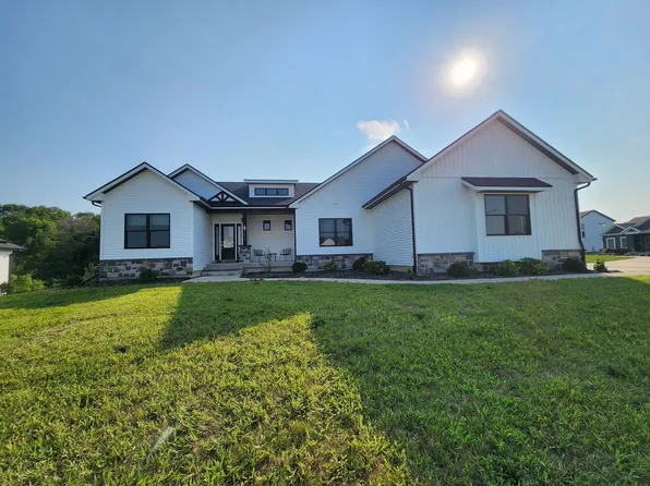 6817 Timber Ct, Bettendorf, IA 52722