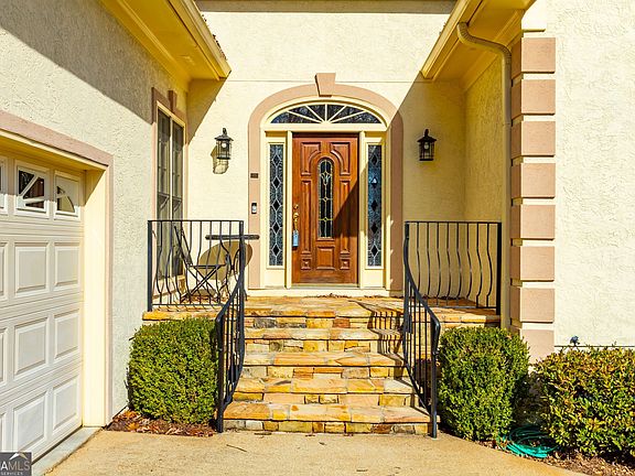 2nd image of 612 Redbud Ln