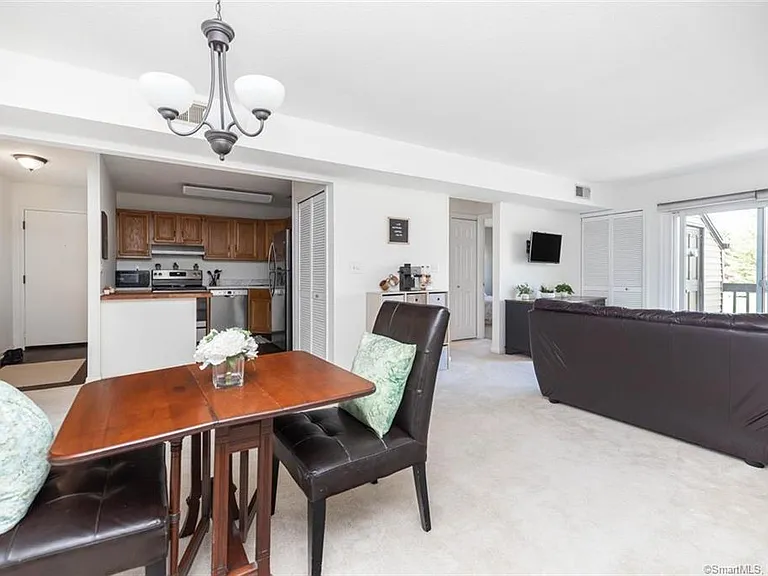 Twin Circle Dr — Photo 7
