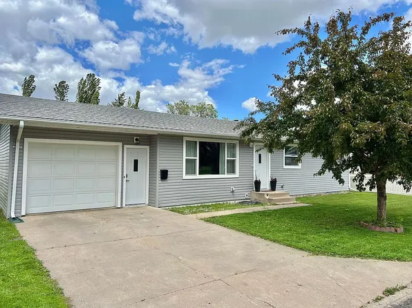 110 3rd St NW, Rugby, ND 58368