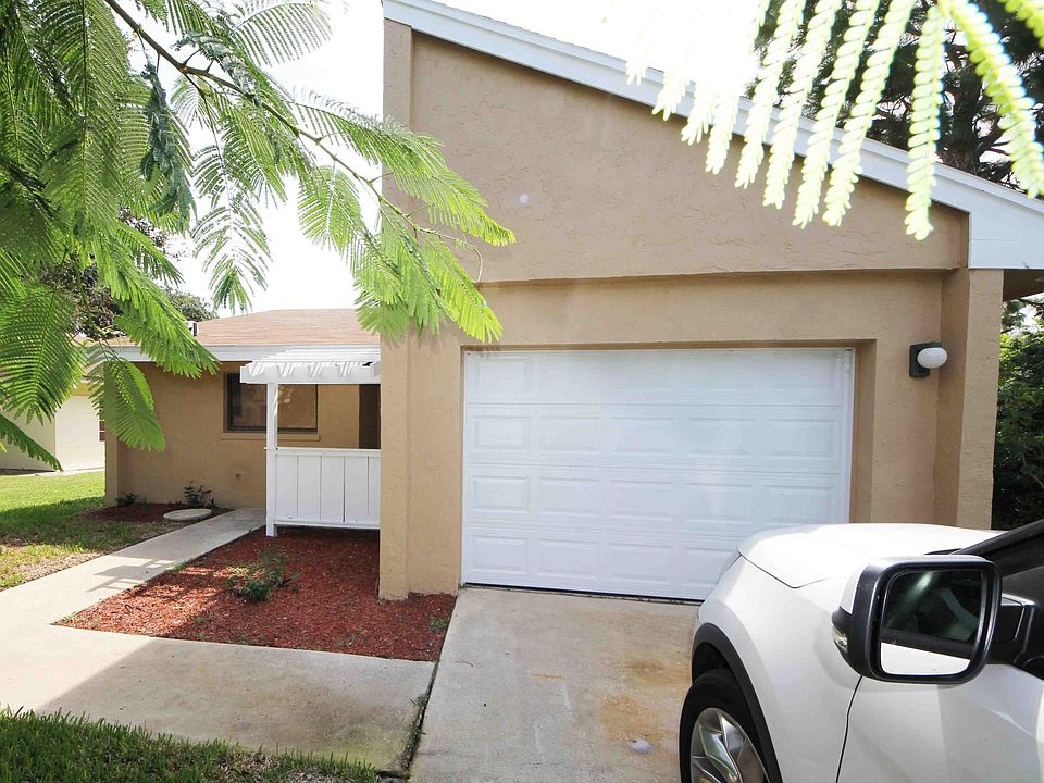 1st image of 215 Applewood Cir