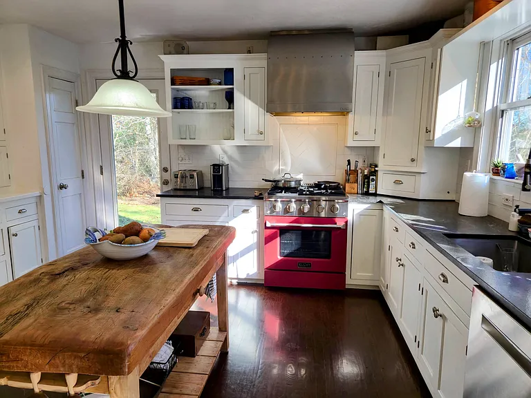 20 Hirsch Rd — Photo 2