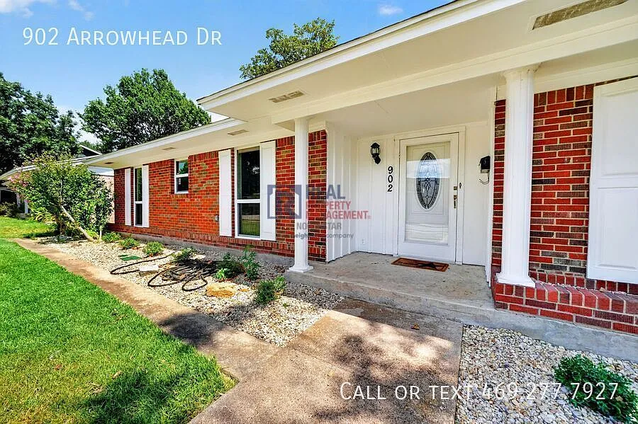 Soaring Ceilings, Great Storage & Room to Spread Out Garland, TX — Photo 3