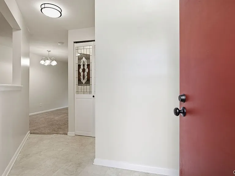 8457 Bubbling Springs Dr — Photo 4