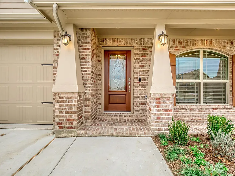 638 Devonshire Ln — Photo 2