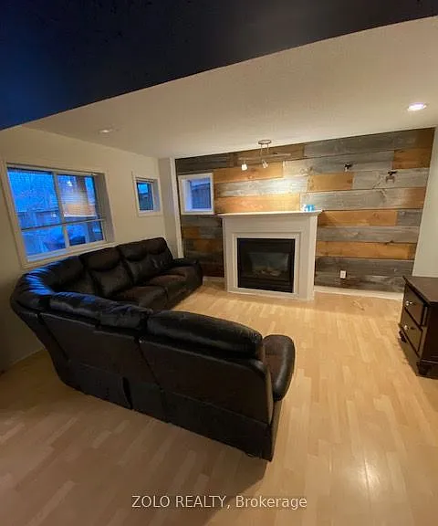 24 Coburn Cres — Photo 4