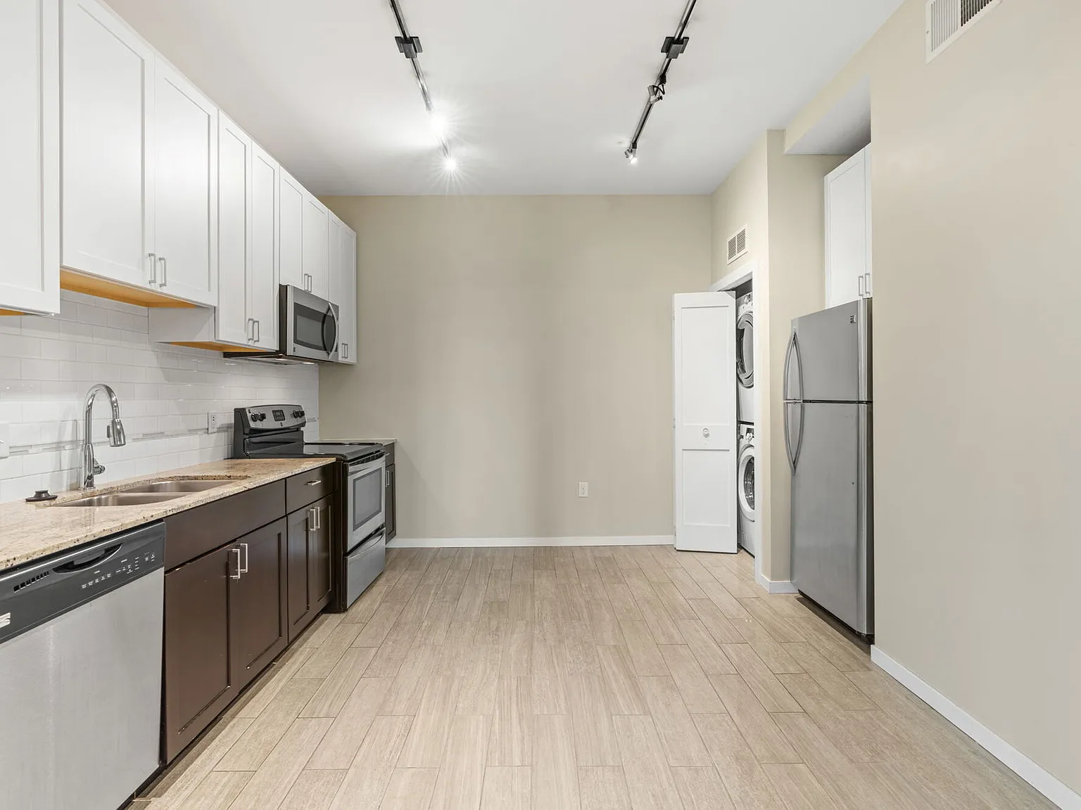 430 Oak Grove — Photo 3
