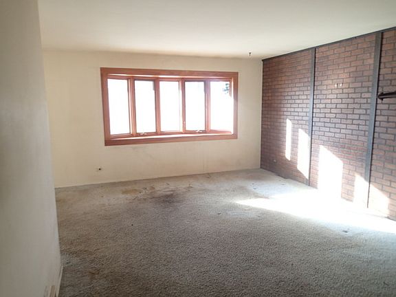 5th image of 634 Nelson Ln