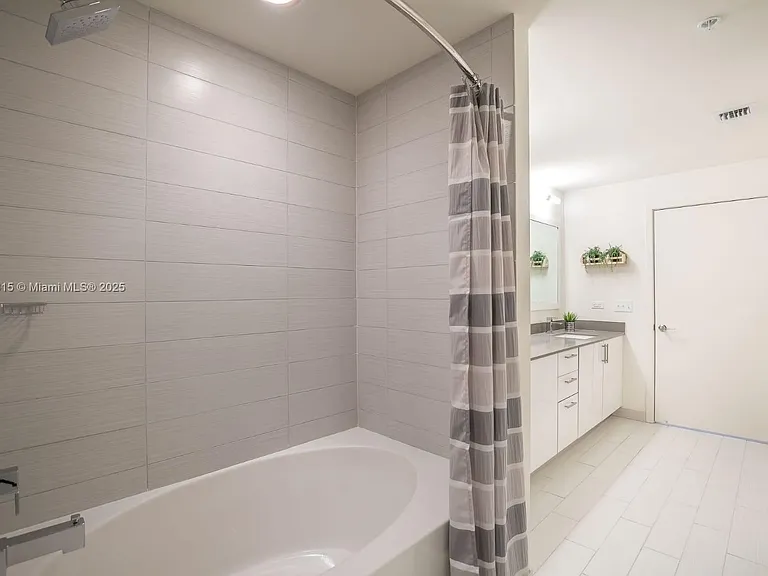 999 SW 1st Ave #1715 — Photo 4