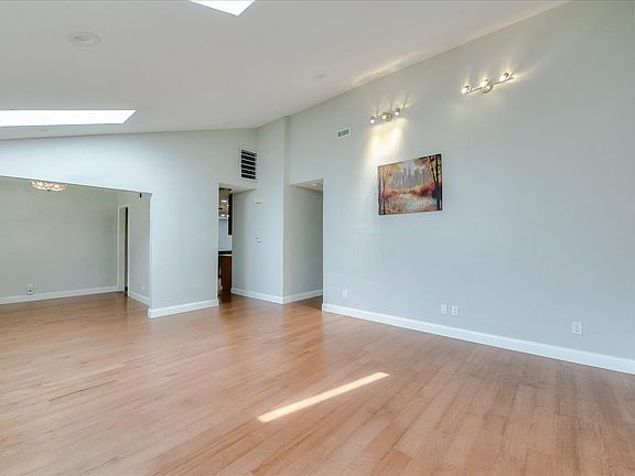 5th image of 444 Greenwood Dr
