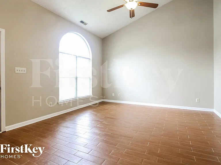 1056 Oak Leaf Rd — Photo 4