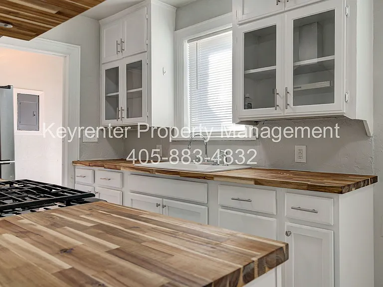 N Gatewood Ave Duplex — Photo 52