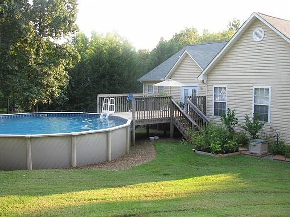 Swimming Pool w/ Deck