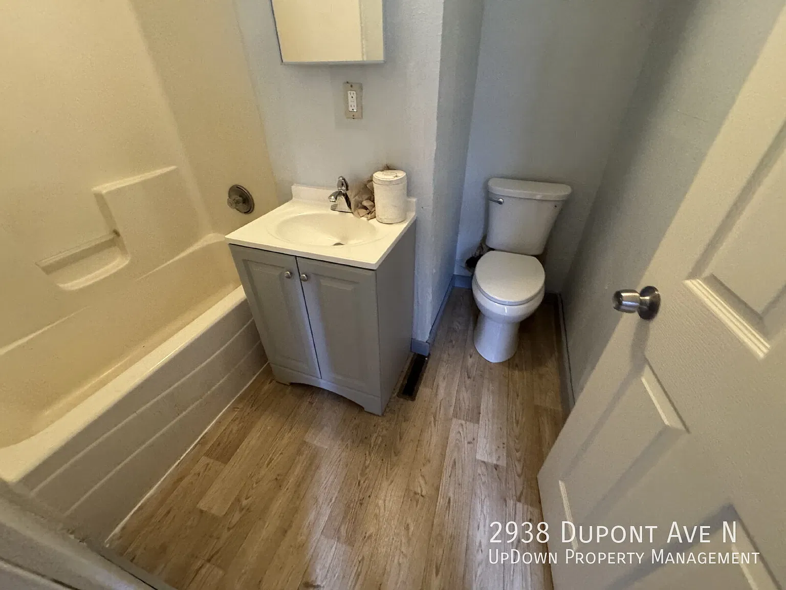 Charming 1-Bedroom Home Retreat in Minneapolis Cozy Living Awaits on Dupont Ave!" — Photo 2