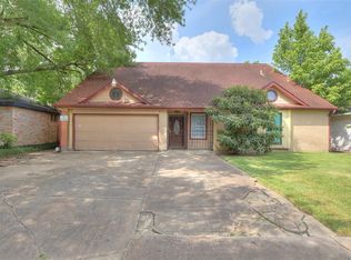 5052 E Ridgecreek Dr, Houston, TX 77053