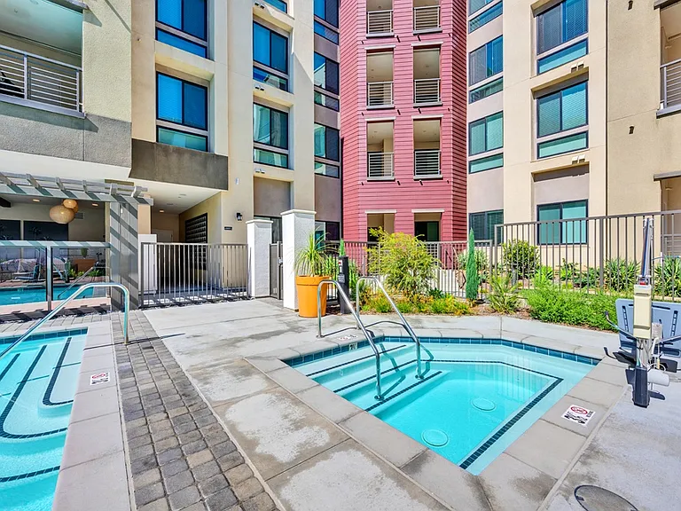 Downtown Ontario Luxury Apartments — Photo 65