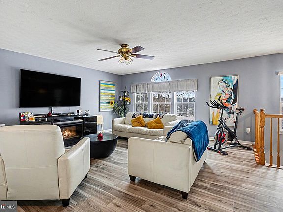 3rd image of 16881 Roosevelt Ln