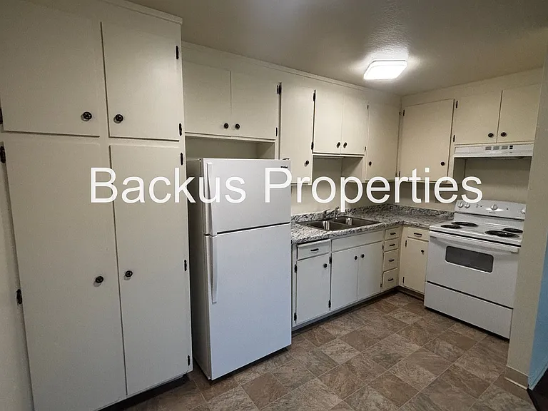 Iverson St 940 — Photo 6