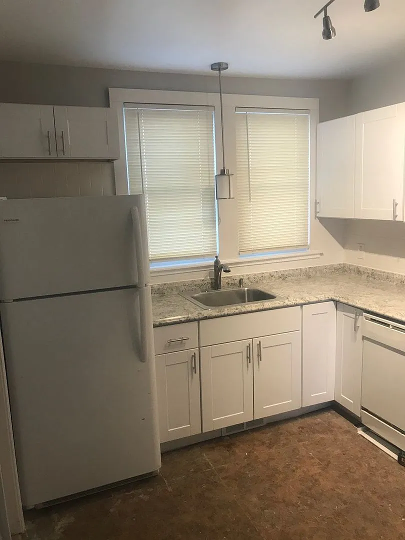 8 Bedroom house w/ 3 bathrooms, 3 kitchens — Photo 2