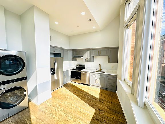 5th image of 118 Baltimore St #303