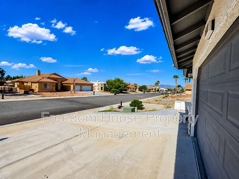 3630 E Vineyard Dr N — Photo 8