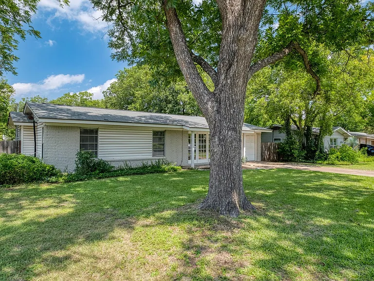 8202 Polar Dr — Photo 2