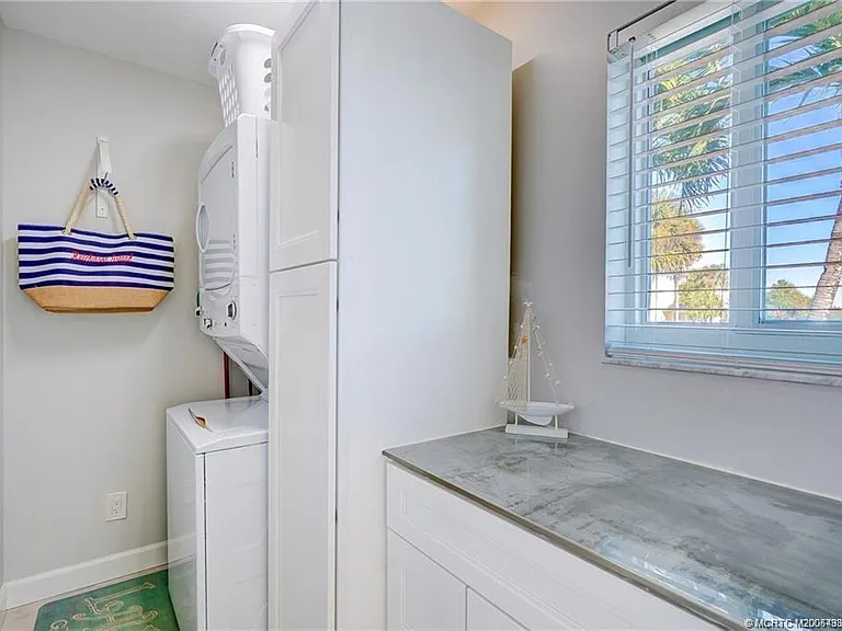 5602 NE Gulfstream Way — Photo 9