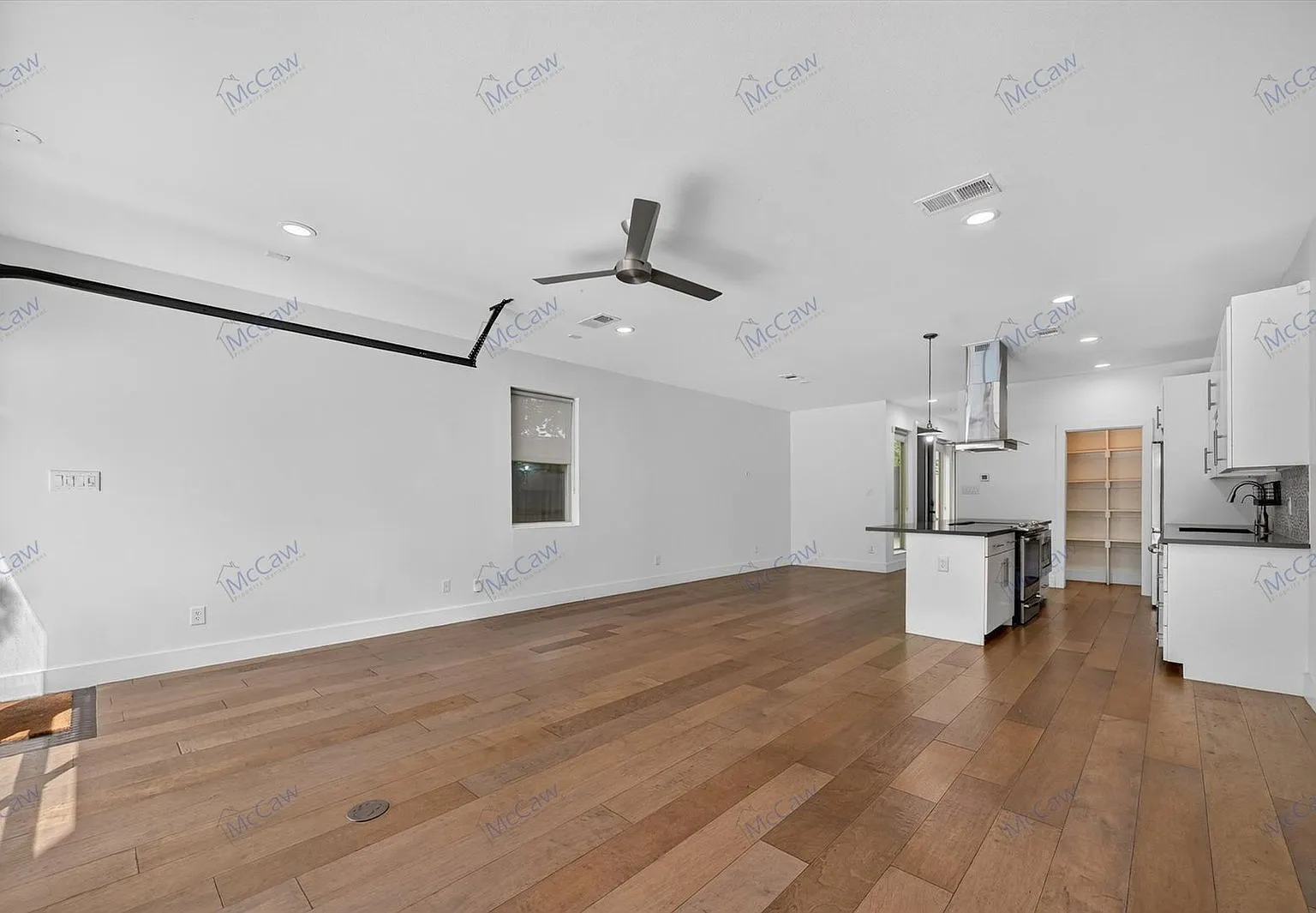 3 bed, 3.0 bath, 2527 sqft, $5,300 — Photo 2