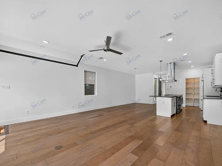 4413 Roseland Ave — Photo 2