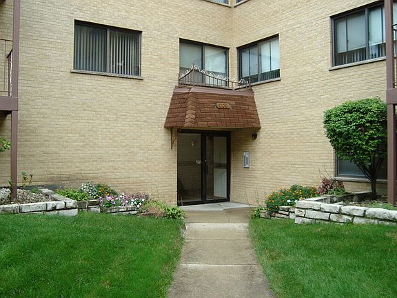 3rd image of 7100 W Cullom Ave Unit 216