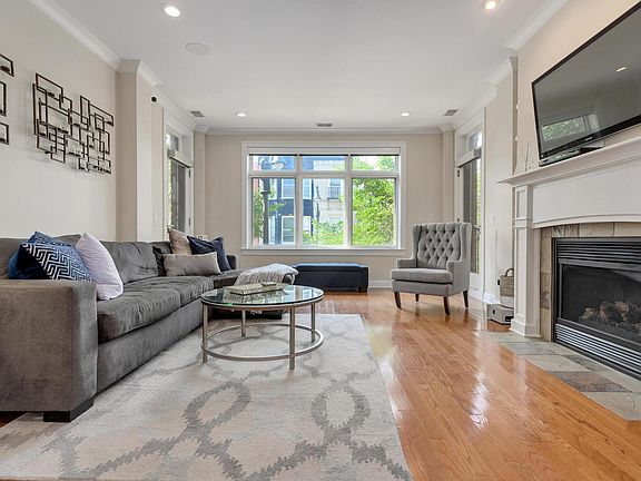 3rd image of 2757 N Lincoln Ave APT 301