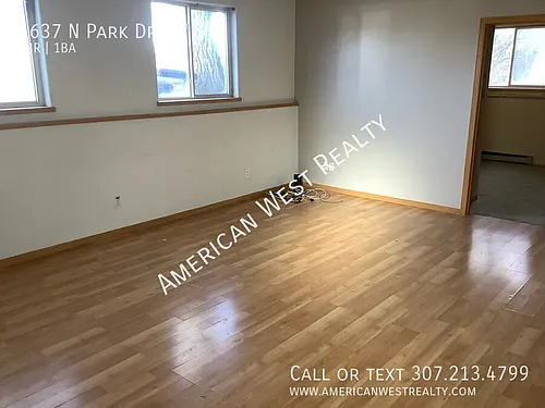 1637 N Park Dr Photo 1