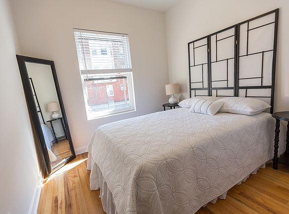 3rd image of 1152 W Cornelia Ave #2