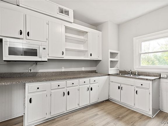 2nd image of 2421 Whitcomb St