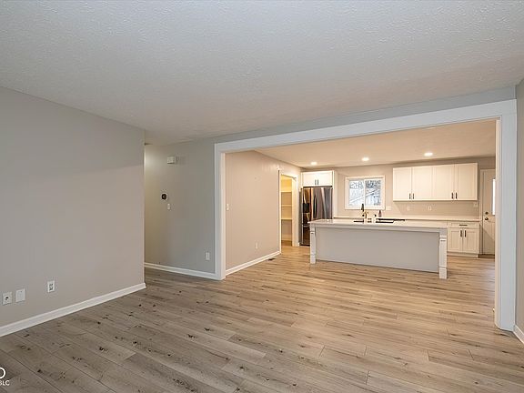 3rd image of 6859 Bloomfield Dr E