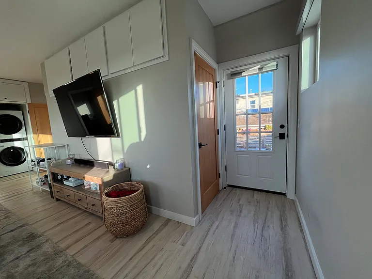 4649 Santa Monica Ave — Photo 11