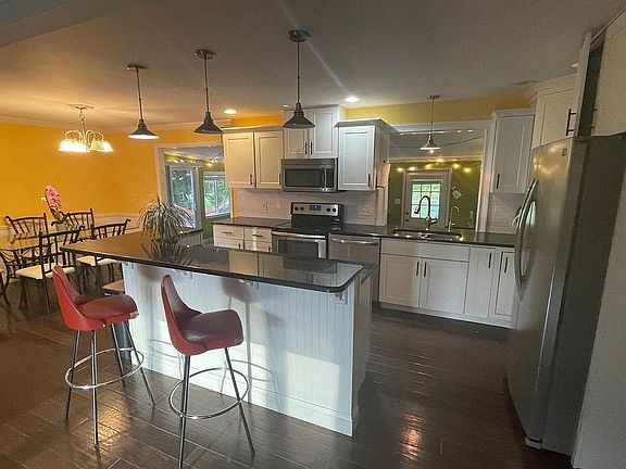 3rd image of 429 S President Ave