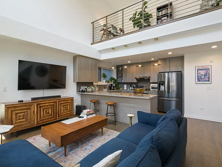 2027 W Race Ave #2W — Photo 2