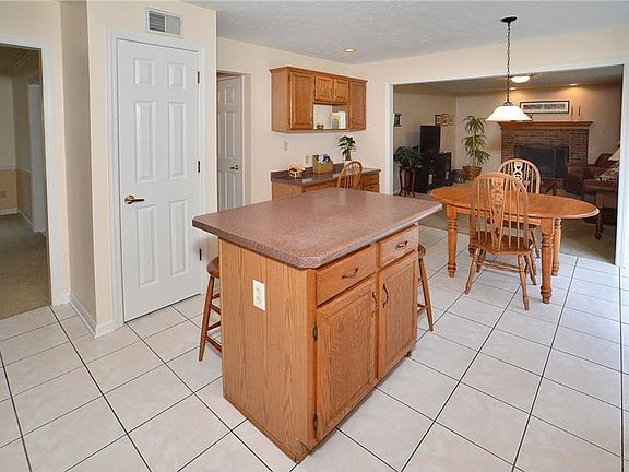 4th image of 4028 Holiday Park Dr