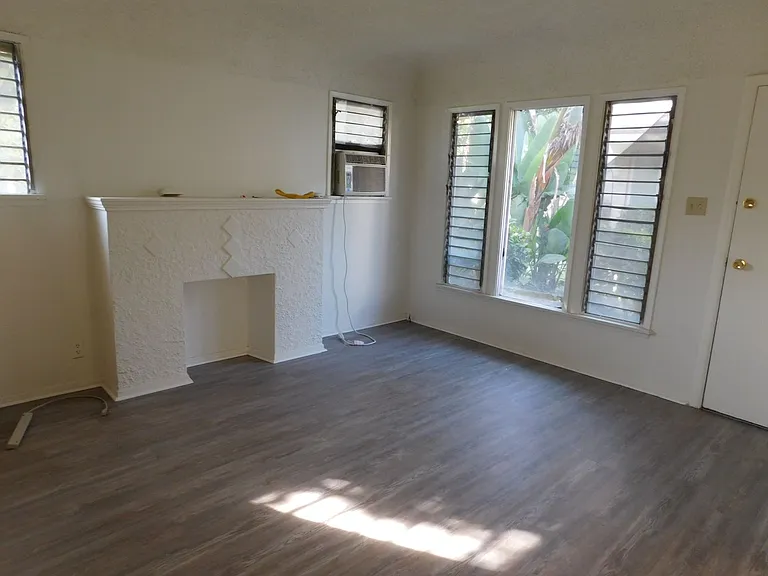 417 E Elmwood Ave — Photo 9