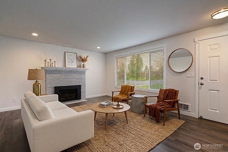 2nd image of 863 SE 6TH Avenue