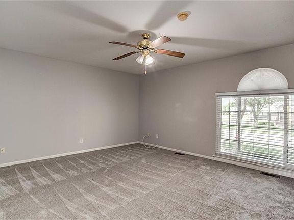 5th image of 140 Stonebridge Ln