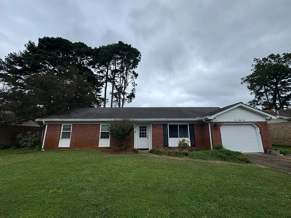 933 Aspen Dr