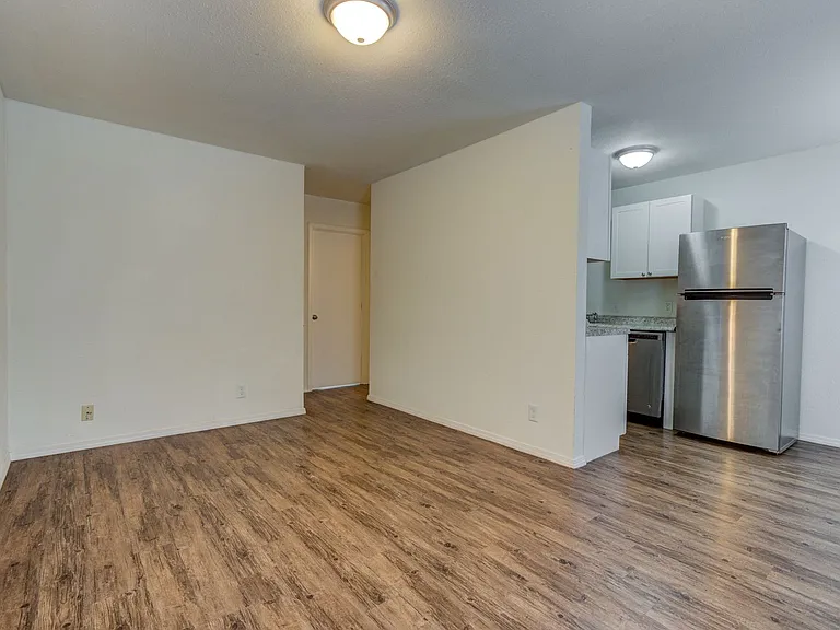 "The Belle Grove" One Bedroom Apartments (Wifi Included) — Photo 13