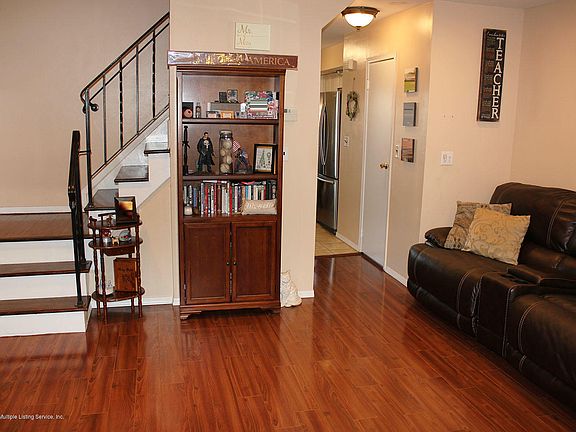 4th image of 34 Northport Ln