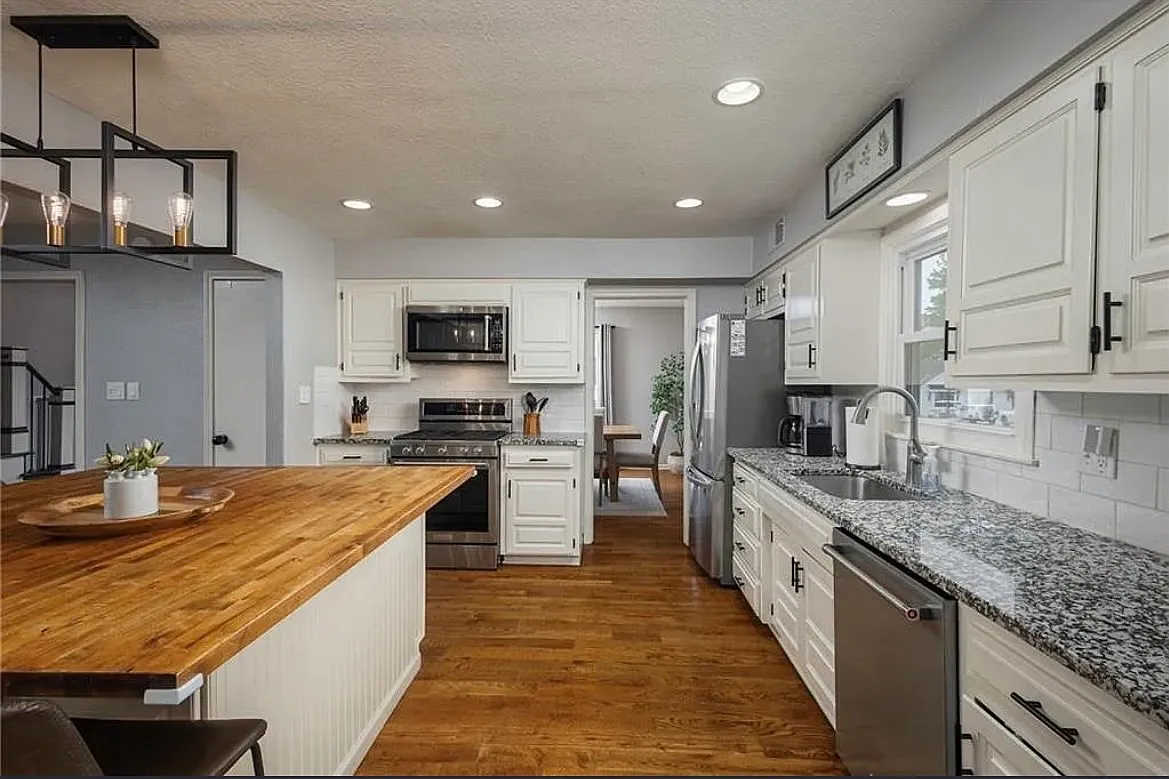 3 bed, 3043 sqft, $2,400 — Photo 2